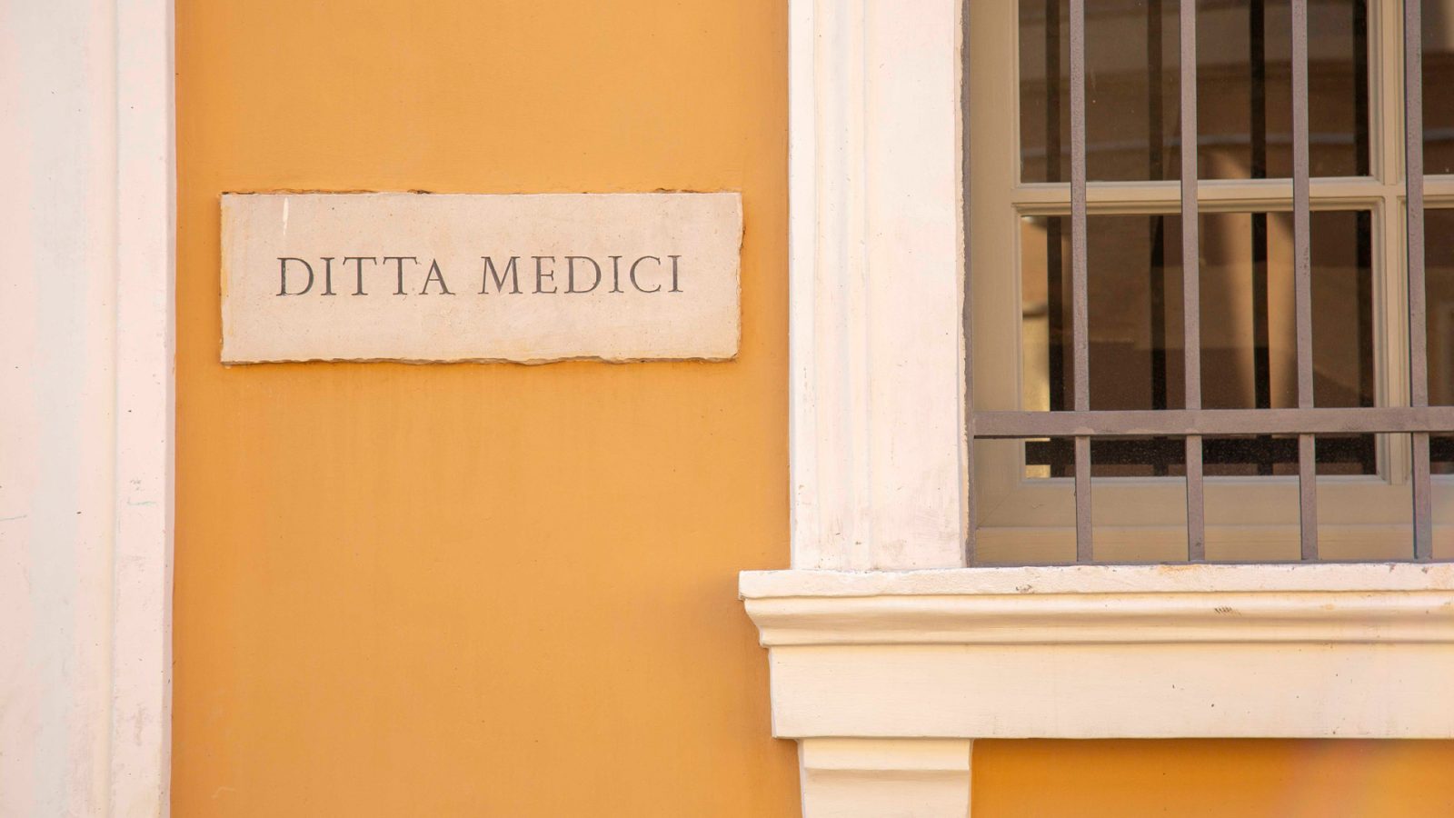 L'insegna Ditta Medici originale all'esterno dell'Opificio